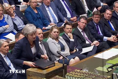 Thủ tướng Anh Theresa May (thứ 2, trái) phát biểu tại phiên chất vấn của Quốc hội ở London ngày 14/11/2018. (Nguồn: AFP/TTXVN) 