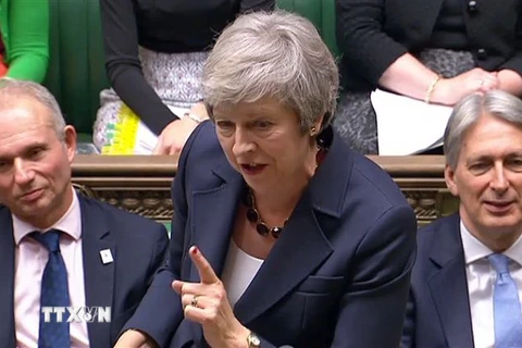 Thủ tướng Anh Theresa May (giữa) phát biểu tại phiên chất vấn của Quốc hội ở London ngày 14/11. (Nguồn: AFP/TTXVN) 