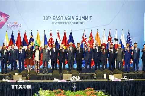 Thủ tướng Nguyễn Xuân Phúc (ngoài cùng bên trái), các Trưởng đoàn ASEAN cùng trưởng đoàn các nước đối tác chụp ảnh chung. (Ảnh: Thống Nhất/TTXVN) 