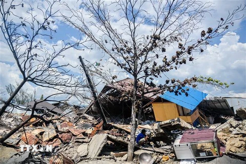 Cảnh đổ nát sau vụ động đất và sóng thần tại Palu, Trung Sulawesi, Indonesia ngày 2/10. (Nguồn: THX/TTXVN) 