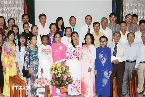 Các đại biểu và thầy cô giáo chụp ảnh lưu niệm tại buổi lễ. (Nguồn: Nhóm phóng viên TTXVN tại Campuchia) 