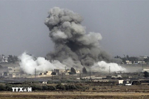 Khói bốc lên sau một cuộc không kích tại Syria. (Nguồn: AFP/TTXVN) 