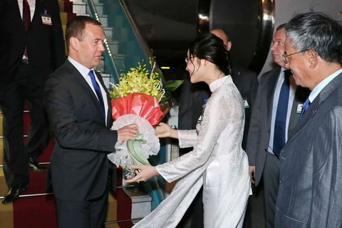 Hình ảnh đón Thủ tướng Nga Dmitry Medvedev tại sân bay quốc tế Nội Bài