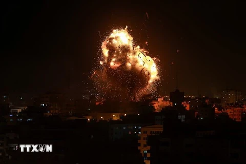 Khói lửa bốc lên sau một cuộc không kích của Israel tại thành phố Gaza ngày 12/11. (nguồn: THX/TTXVN) 