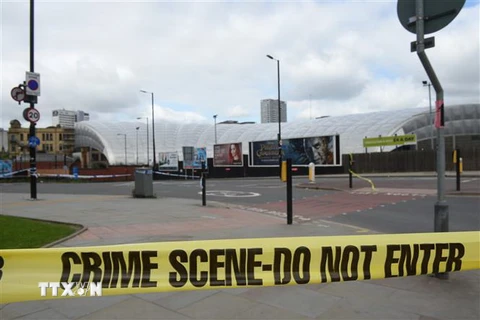 Cảnh sát phong tỏa hiện trường vụ tấn công tại nhà thi đấu Manchester Arena ở thành phố Manchester, Anh ngày 23/5/2017. (Nguồn: AFP/TTXVN) 