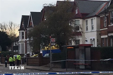 Cảnh sát phong tỏa khu vực phát hiện bom tự chế ở Hadlesden, phía Tây Bắc London ngày 21/11. (Nguồn: Sky News/TTXVN) 