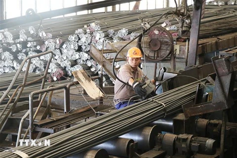 Công nhân làm việc tại Công ty Cổ phần gang thép Thái Nguyên. (Ảnh: Hoàng Nguyên/TTXVN) 
