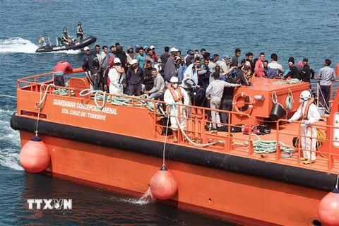 Người di cư tới cảng ở Tarifa, Tây Ban Nha sau khi được cứu trên biển. (Nguồn: AFP/TTXVN) 