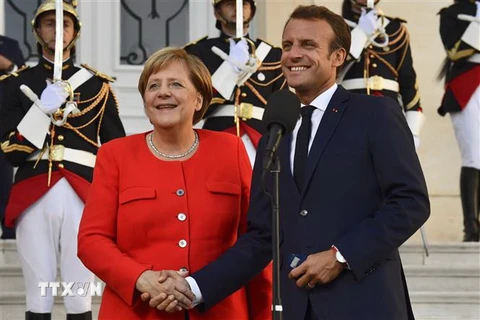 Tổng thống Pháp Emmanuel Macron (phải) và Thủ tướng Đức Angela Merkel (trái) trong cuộc gặp tại Marseille, Pháp, ngày 7/9. (Nguồn: AFP/TTXVN) 