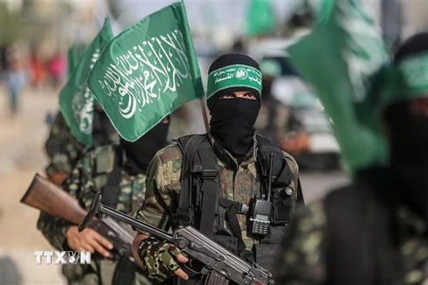 Các thành viên Lữ đoàn Izz ad-Din al-Qassam, một nhánh của Phong trào Hồi giáo Hamas thuộc Palestine tại Khan Yunis, Dải Gaza ngày 20/7/2017. (Ảnh: Anadolu Agency/TTXVN) 