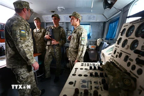 Binh sỹ Ukraine trên một tàu tuần tra. (Nguồn: AFP/TTXVN) 
