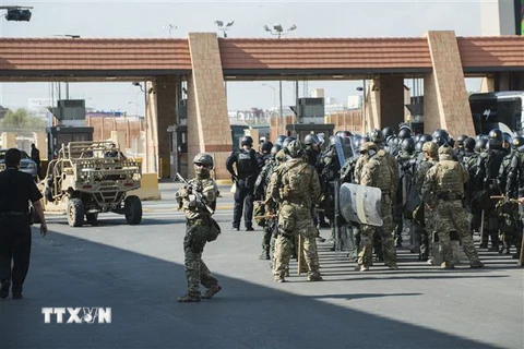 Lực lượng hải quan và bảo vệ biên giới Mỹ tham gia một cuộc huấn luyện tại Hidalgo, Texas, trên biên giới với Mexico ngày 5/11/2018. (Nguồn: AFP/TTXVN) 