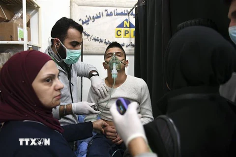 Điều trị cho nạn nhân bị thương trong cuộc tấn công tại Aleppo, Syria ngày 24/11. (Nguồn: AFP/TTXVN) 