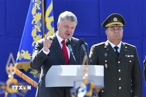 Tổng thống Ukraine Petro Poroshenko (trái) và Bộ trưởng Quốc phòng Stepan Poltorak tại một sự kiện. (Nguồn: AFP/TTXVN) 