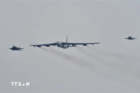 Máy bay B-52 (giữa) của Mỹ được hộ tống bởi tiêm kích F-15K (trái) của Hàn Quốc và F-16 (phải) của Mỹ bay qua căn cứ không quân Osan, phía nam Seoul, Hàn Quốc ngày 10/1/2016. (Nguồn: AFP/TTXVN) 