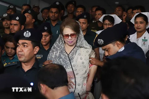 Cựu Thủ tướng Khaleda Zia (giữa). (Nguồn: AFP/TTXVN) 