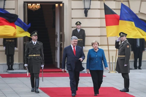 Thủ tướng Đức Angela Merkel và Tổng thống Ukraine Poroshenko. (Nguồn: kyivpost.com) 