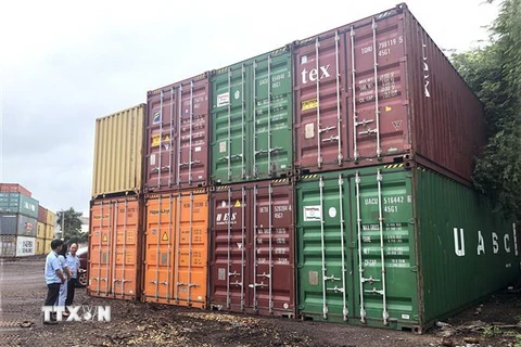 Cục Hải quan Bình Định tạm giữa lô hàng container nhựa phế liệu vô chủ tại kho hàng cảng Quy Nhơn. (Ảnh: Nguyên Linh/TTXVN) 