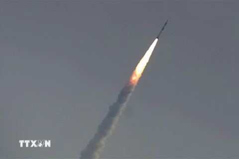 Tên lửa đẩy PSLV-C43 mang theo vệ tinh quan sát HysIS rời bệ phóng từ Trung tâm vũ trụ Satish Dhawan (SDSC), đảo Sriharikota, ngoài khơi vịnh Bengal ngày 29/11. (Nguồn: AFP/TTXVN) 