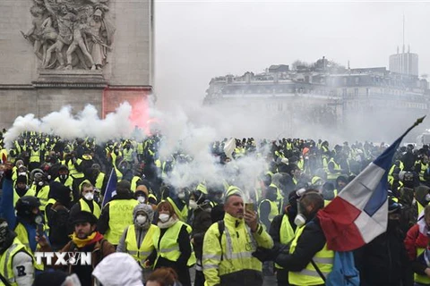 Người biểu tình áo vàng tập trung trên Đại lộ Champs Elysees ở thủ đô Paris. (Nguồn: AFP/TTXVN) 