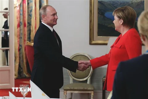 Thủ tướng Đức Angela Merkel (phải) và Tổng thống Nga Vladimir Putin (trái) trong cuộc gặp bên lề Hội nghị G20 ở Buenos Aires, Argentina ngày 1/12/2018. (Nguồn: AFP/TTXVN) 