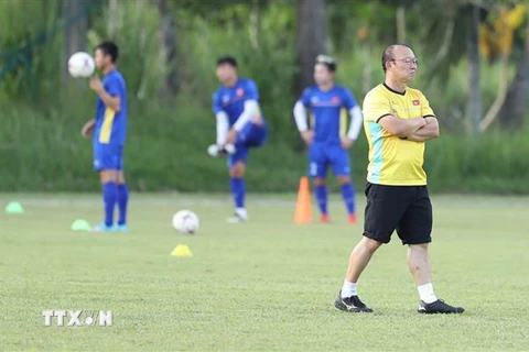 Huấn luyện viên tuyển Việt Nam Park Hang Seo trên sân tập. (Ảnh: Hoàng Linh/TTXVN) 