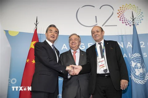 Ngoại trưởng Trung Quốc Vương Nghị (trái), Ngoại trưởng Pháp Jean-Yves Le Drian (phải) và Tổng Thư ký Liên hợp quốc LHQ Antonio Guterres (giữa) trong cuộc găp bên lề Hội nghị G20 tại Buenos Aires (Argentina). (Nguồn: THX/TTXVN) 
