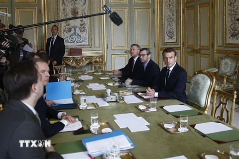 Tổng thống Pháp Emmanuel Macron (phải) tại cuộc họp ở Điện Elysee ở thủ đô Paris để thảo luận về cách thức tiến hành đối thoại với phong trào áo vàng. (Nguồn: AFP/TTXVN) 