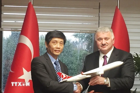 Đại sứ Trần Quang Tuyến và Tổng giám đốc Turkish Airlines Bilal Eksi. (Ảnh: TTXVN phát) 