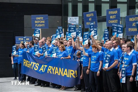 Nhân viên Hãng hàng không Ryanair tuần hành yêu cầu cải thiện điều kiện lao động tại sân bay Frankfurt am Main, miền Tây Đức ngày 10/8/2018. (Nguồn: AFP/TTXVN) 