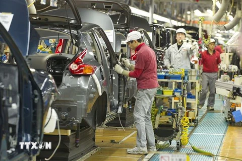 Công nhân làm việc tại nhà máy của hãng sản xuất ôtô Nissan ở thành phố Oppama, tỉnh Kanagawa, Nhật Bản. (Nguồn: EPA/TTXVN) 