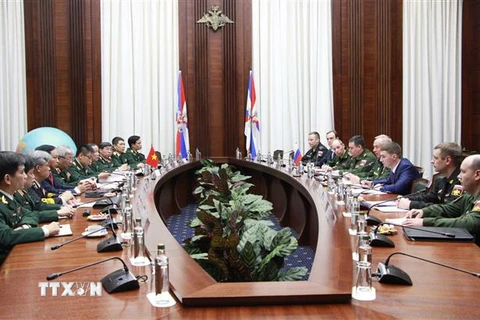 Hai đoàn đại biểu Việt Nam và Nga thảo luận tại Đối thoại chiến lược quốc phòng lần thứ tư. (Ảnh: Hồng Quân/TTXVN) 