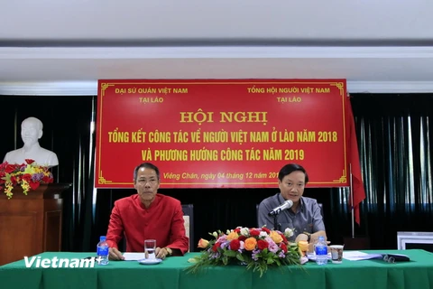 Đại sứ Việt Nam tại Lào Nguyễn Bá Hùng (phải) và ông Nguyễn Duy Trung, Chủ tịch Tổng hội người Việt Nam tại Lào (trái), đang chủ trì Hội nghị. (Ảnh: Phạm Kiên/Vietnam+) 