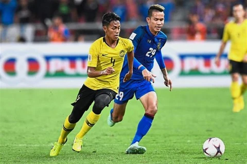 Cầu thủ Malaysia Syahmi Safari (trái) trong một pha tranh bóng. (Nguồn: AFP) 