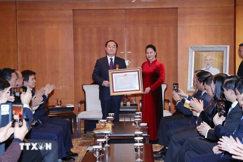 Chủ tịch Quốc hội Nguyễn Kim Thị Ngân tiếp và trao Huân chương Hữu nghị cho giáo sư Ahn Kyong Hwan, Chủ tịch Hội nghiên cứu Việt Nam học tại Hàn Quốc. (Ảnh: Trọng Đức/TTXVN) 