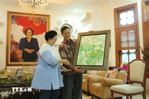 Đại sứ Phạm Vinh Quang tặng quà lưu niệm bà Megawati Sukarnoputri. (Ảnh: Hải Ngọc/TTXVN) 