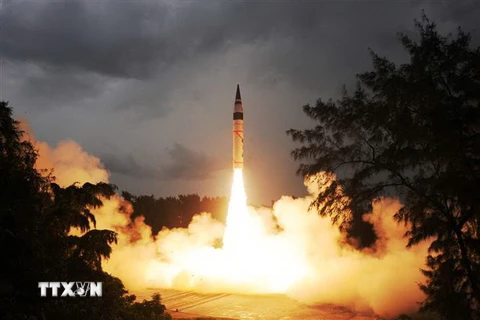 Tên lửa Agni-V được phóng thử từ đảo Abdul Kalam ngoài khơi Odisha, Ấn Độ. (Nguồn: EPS/TTXVN) 