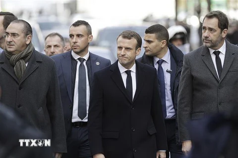 Tổng thống Pháp Emmanuel Macron (giữa, phía trước) và các quan chức Chính phủ thị sát một tuyến phố ở thủ đô Paris, nơi nổ ra các cuộc biểu tình bạo loạn của lực lượng Áo vàng nhằm phản đối tăng giá nhiên liệu, ngày 2/12/2018. (Nguồn: AFP/TTXVN) 