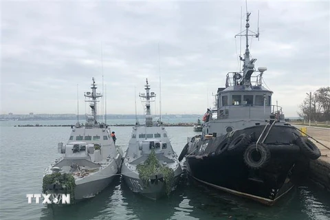 Ba tàu hải quân Ukraine bị lực lượng tuần duyên thuộc Cơ quan An ninh Liên bang Nga (FSB) bắt giữ do xâm phạm lãnh hải Nga ở Eo biển Kerch ngày 25/11/2018. (Nguồn: THX/TTXVN) 