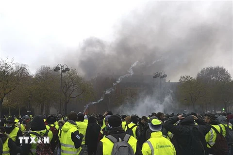 Người biểu tình Áo vàng tại thủ đô Paris, Pháp ngày 1/12/2018. (Nguồn: THX/TTXVN) 