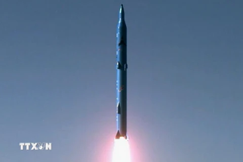 Vụ thử tên lửa tầm trung đất đối đất Sejil-2 tại một địa điểm bí mật ở Iran. (Nguồn: AFP/TTXVN) 