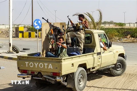 Lực lượng ủng hộ chính phủ Yemen tại khu vực ngoại ô Hodeida ngày 18/11/2018. (Nguồn: AFP/TTXVN) 