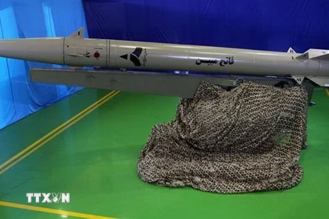 Một tên lửa đạn đạo thế hệ mới của Iran. (Nguồn: AFP/TTXVN) 
