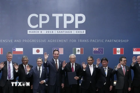 Bộ trưởng Công Thương Việt Nam Trần Tuấn Anh (phải) và đại diện các nước tại lễ ký Hiệp định CPTPP ở Santiago, Chile, ngày 8/3. (Nguồn: AFP/TTXVN) 