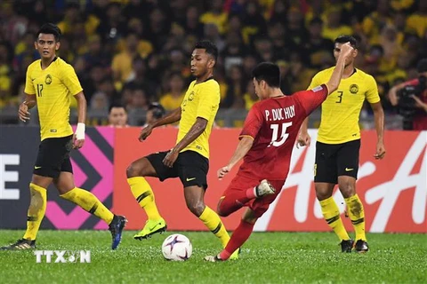 Pha ghi bàn của cầu thủ Việt Nam Phạm Đức Huy vào lưới Malaysia trong trận lượt đi chung kết AFF Suzuki Cup 2018, Kuala Lumpur, Malaysia ngày 11/12/2018. (Nguồn: AFP/TTXVN) 