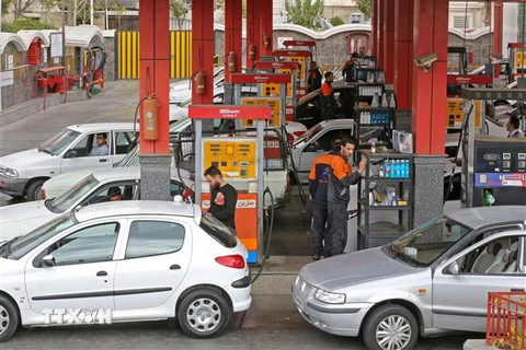 Một trạm bán xăng dầu ở Tehran, Iran. (Nguồn: AFP/TTXVN) 