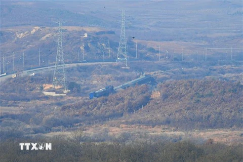 Đoàn tàu chở phái đoàn Hàn Quốc khởi hành từ thành phố Paju tới Triều Tiên tham gia khảo sát tuyến đường sắt xuyên biên giới giữa hai miền Triều Tiên, ngày 30/11/2018. (Nguồn: YONHAP/TTXVN) 