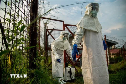 Nhân viên y tế làm việc tại khu vực cách ly dành cho bệnh nhân nhiễm virus Ebola tại bệnh viện ở Bundibugyo, phía tây Uganda ngày 17/8/2018. (Nguồn: AFP/TTXVN) 