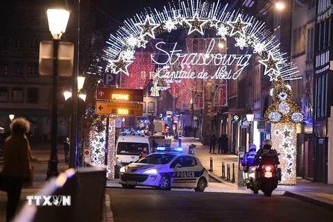 Cảnh sát phong tỏa hiện trường vụ xả súng ở khu chợ Giáng sinh tại Strasbourg, Pháp ngày 11/12/2018. (Nguồn: AFP/TTXVN) 