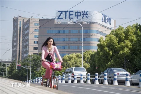 Logo Tập đoàn viễn thông ZTE của Trung Quốc trên một tòa văn phòng ở thành phố Thượng Hải. (Nguồn: AFP/TTXVN) 